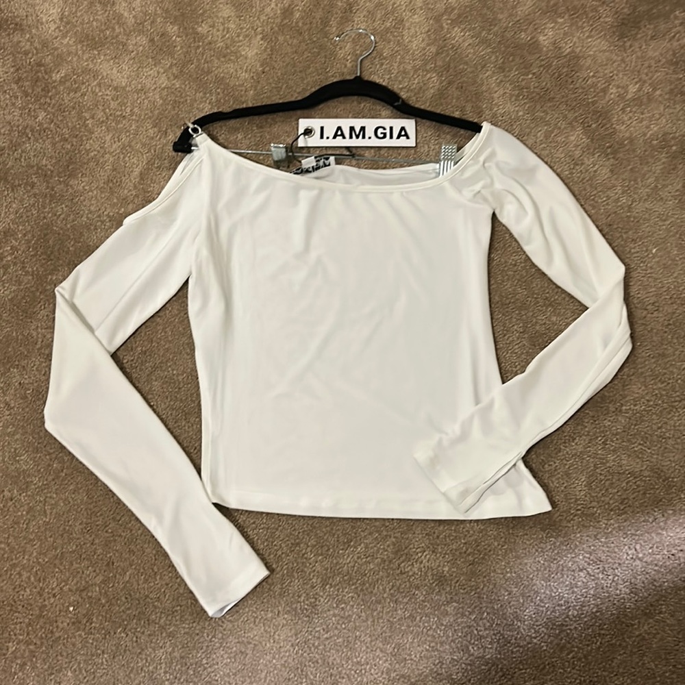 Long sleeve white top style shoulder